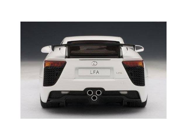 1:18 Pearl White Model H55742